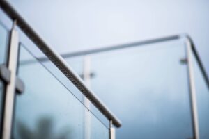 Τα Κιγκλιδώματα Αλουμινίου και η Σύγχρονη Αισθητική των Γυάλινων Κιγκλιδωμάτων 2 Tilcon